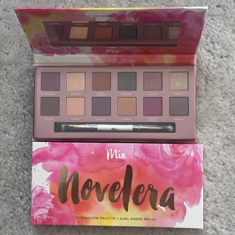 Mia NoveLera Eyeshadow Palette + Dual Ended Brush